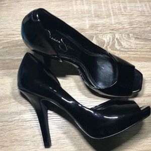 Jessica Simpson peep toe pump blck patten leather